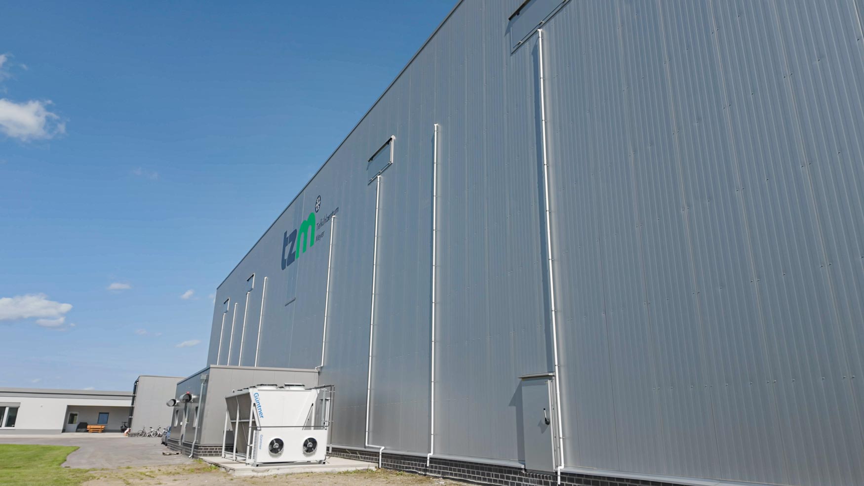 Außenansicht der Tiefkühllagerhallen von Meyer Gemüsebearbeitung