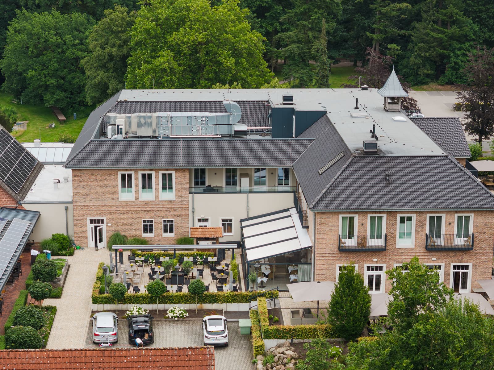 Luftbild in den bepflanzten Innenhof mit Sitzplätzen