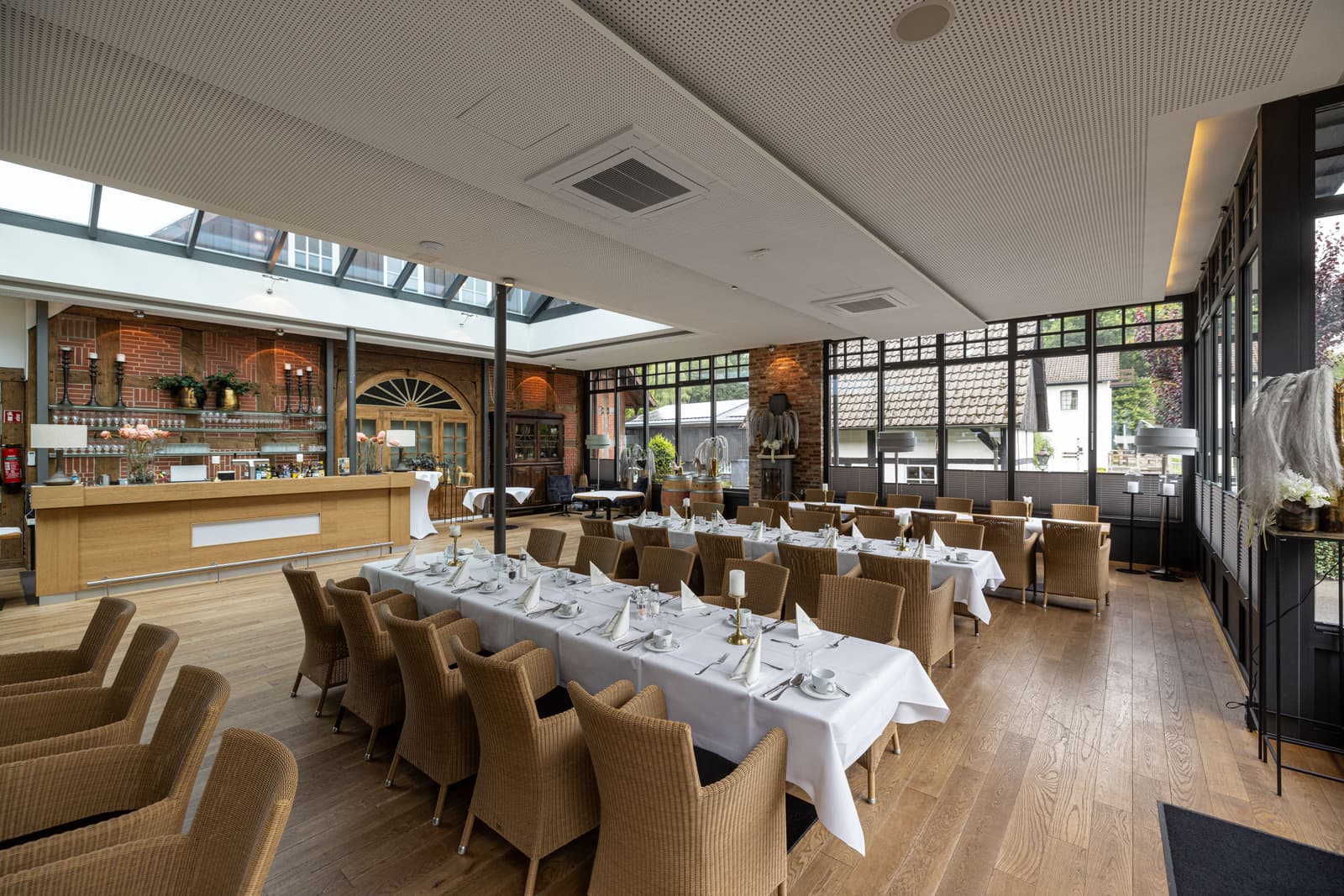 Wintergarten mit langer Tafel, Bar und Deckensegel mit eingebautem Kassettengerät