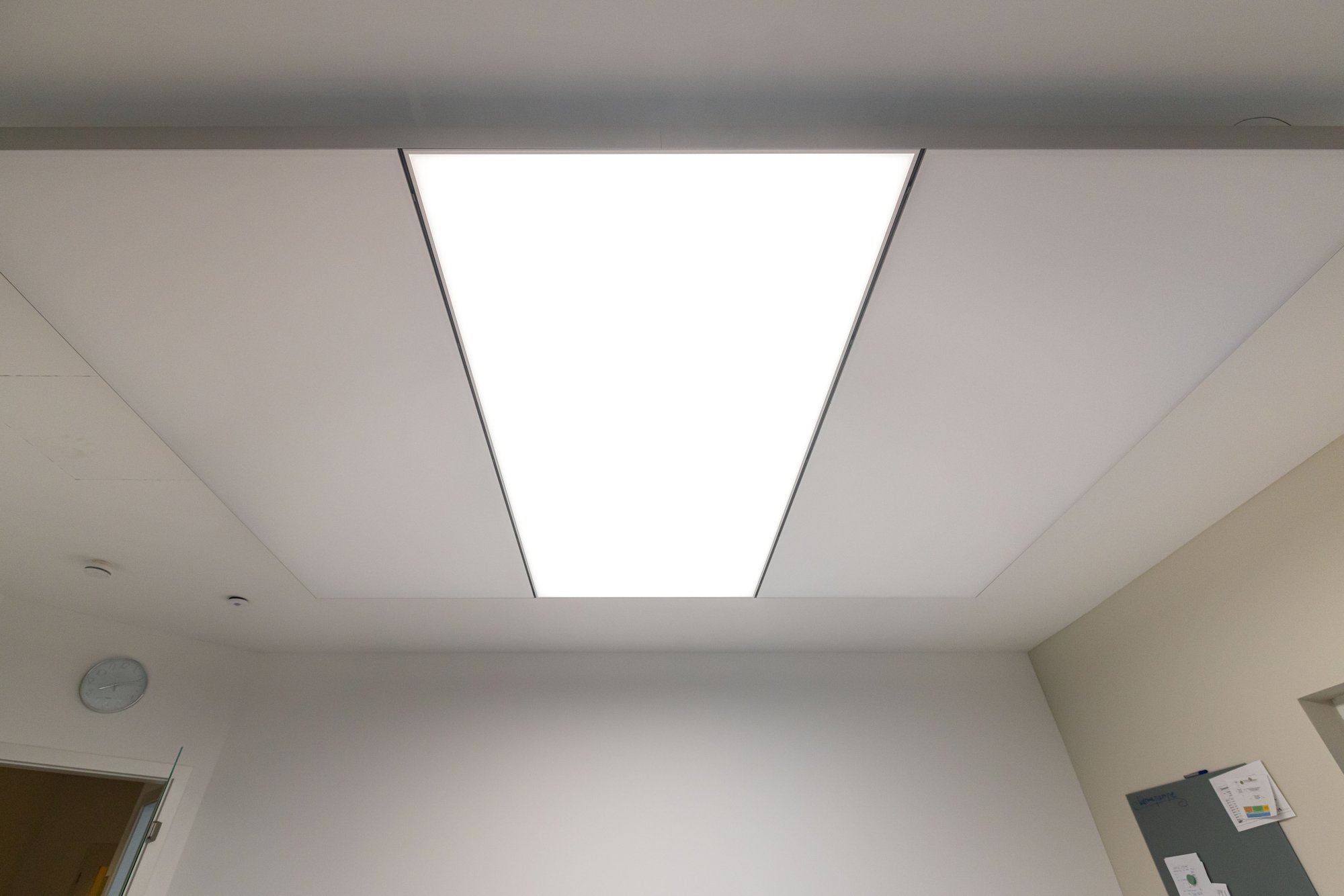 interpanel-Deckensegel an der Decke eines Büros im Neubau von Funke Klimatechnik in Wildeshausen
