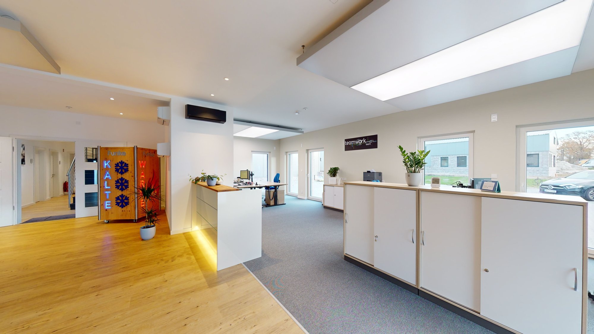 Empfangsbereich im Neubau der Funke Klimatechnik GmbH mit interpanel-Deckensegeln
