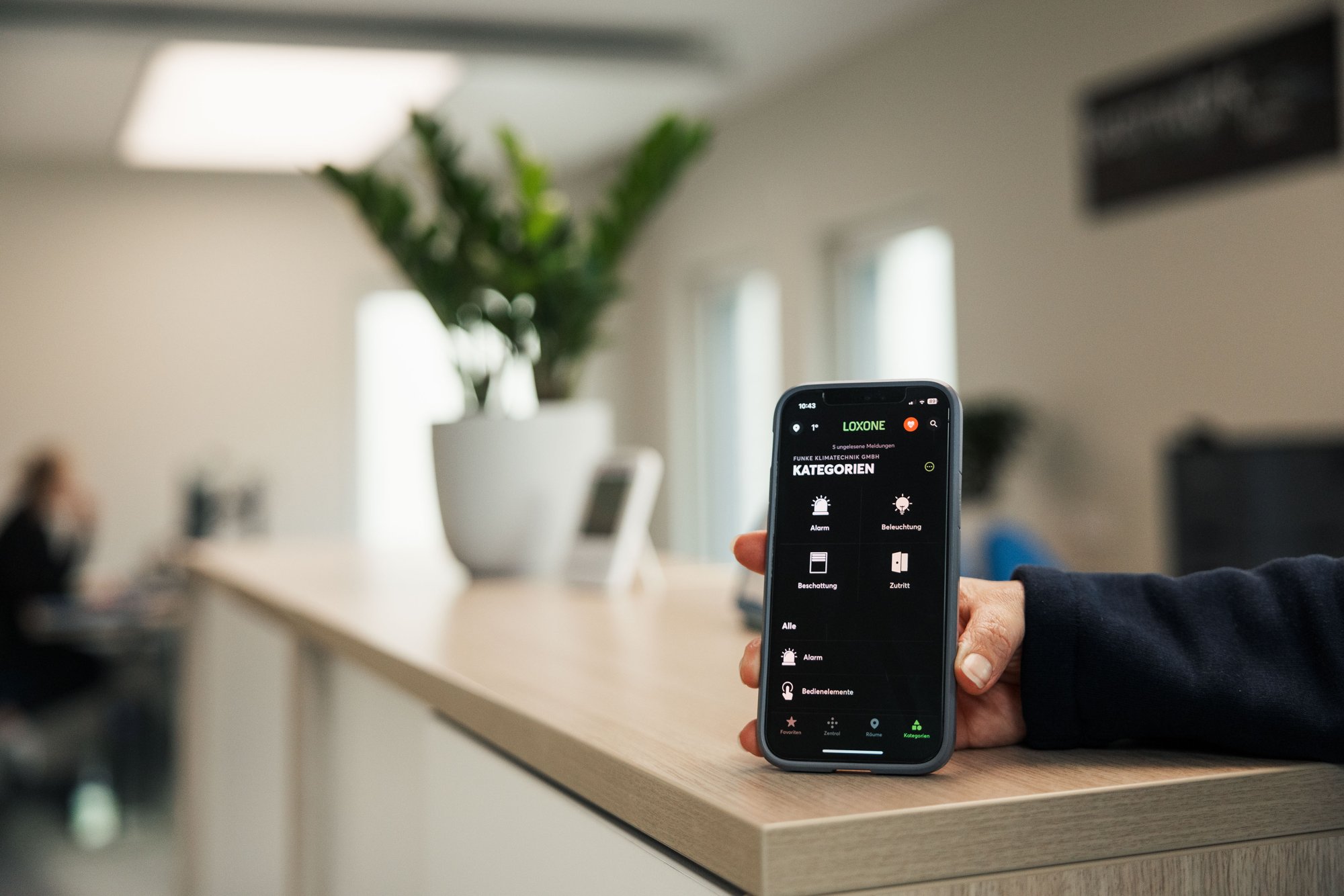 Loxone-App auf dem Smartphone zur Steuerung der Gebäudetechnik im Funke-Neubau