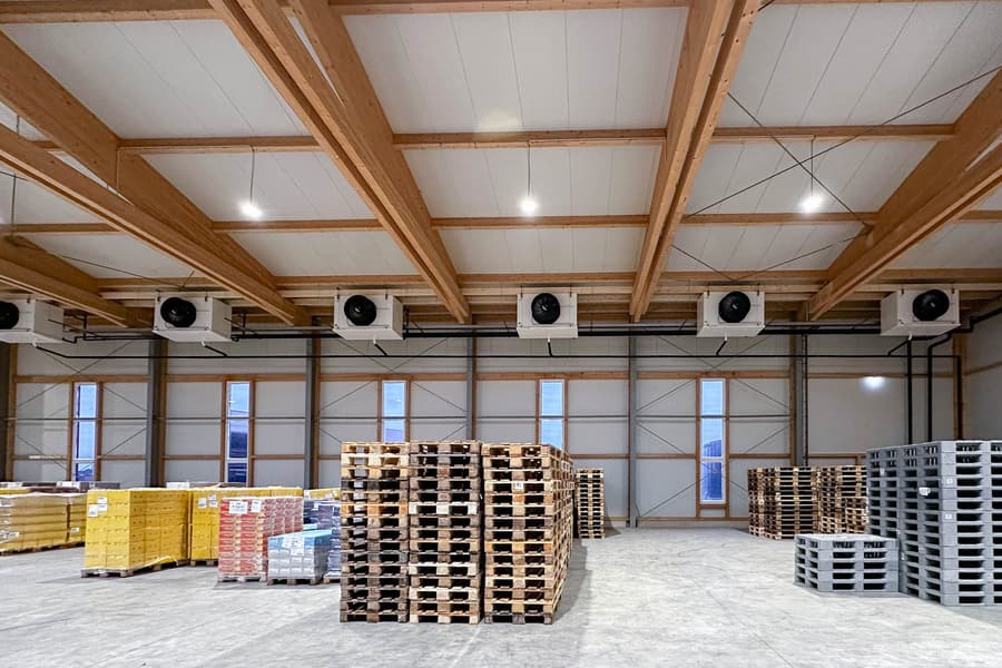 Lagerhalle in Holzbauweise mit Luftkühlern unter der Decke